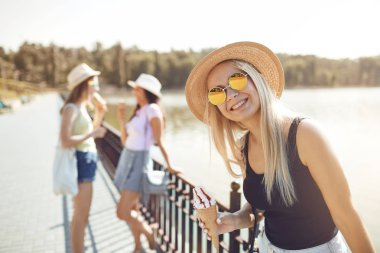 Genç kız parkta yaz aylarında iyi eğlenceler.