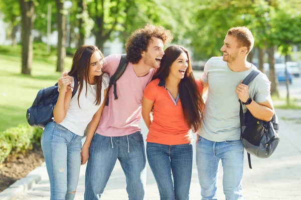 Eine Gruppe von Freunden steht im Sommer auf einer Straße in der Stadt. — Stockfoto