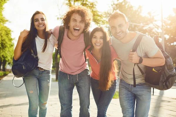 Eine Gruppe von Freunden steht im Sommer auf einer Straße in der Stadt. — Stockfoto