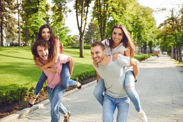 Gelukkige vrienden lopen op de straten van een Europese stad. — Stockfoto