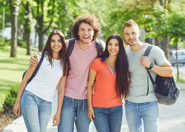 Een groep vrienden die in de zomer op een stads straat staat. — Stockfoto