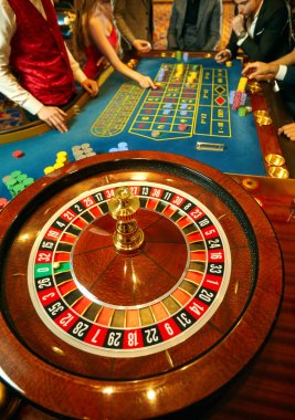 Bir casino masada oyuncular ile rulet üst görünümü.