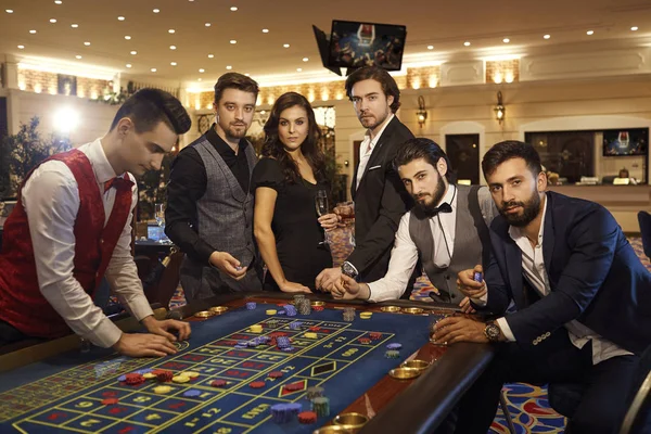 En grupp vänner på Casino Roulette Table. — Stockfoto