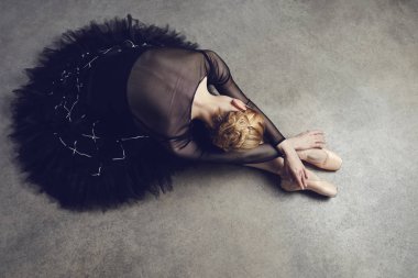 Siyah bir arka plan üzerinde poz siyah tutu içinde Balerin.