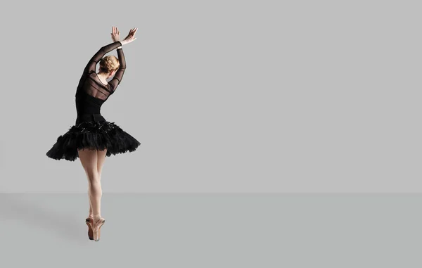 Bailarina bailarina bailarina sobre fundo cinza . — Fotografia de Stock