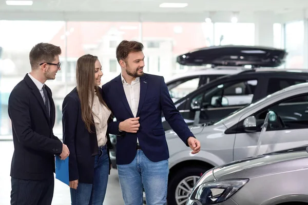 A man and a woman are buying a car. — Stock Photo, Image