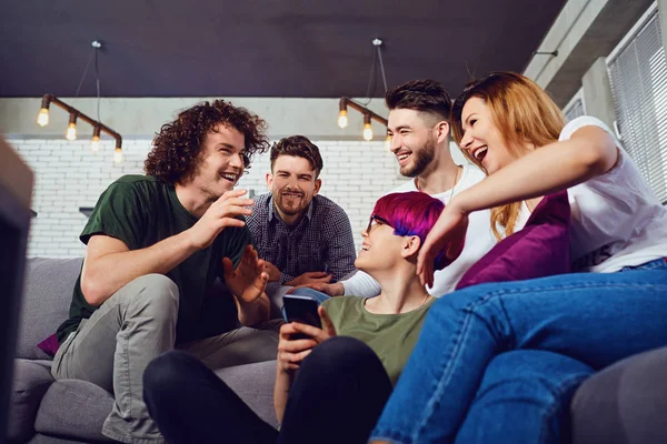 A group of friends at a meeting talking together in the room. — Stock Photo, Image