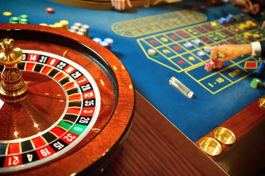 Bir casino masada oyuncular ile Rulet.