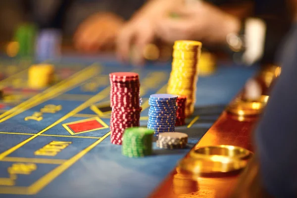 Fichas de primer plano sobre la mesa en el casino . —  Fotos de Stock