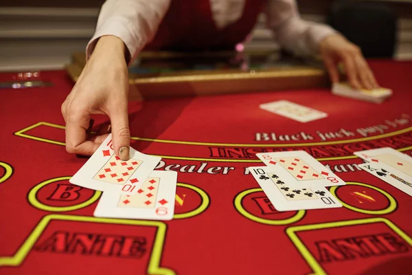 Der Croupier im Casino mischt die Karten — Stockfoto