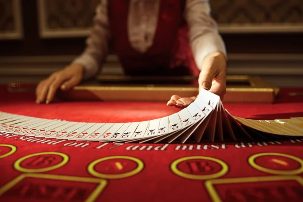 Il croupier nel casinò fa un mix di carte — Foto Stock