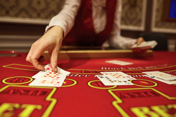 O croupier no cassino faz uma baralhada de cartas — Fotografia de Stock