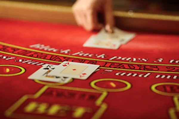 El croupier en el casino hace una baraja de cartas — Foto de Stock