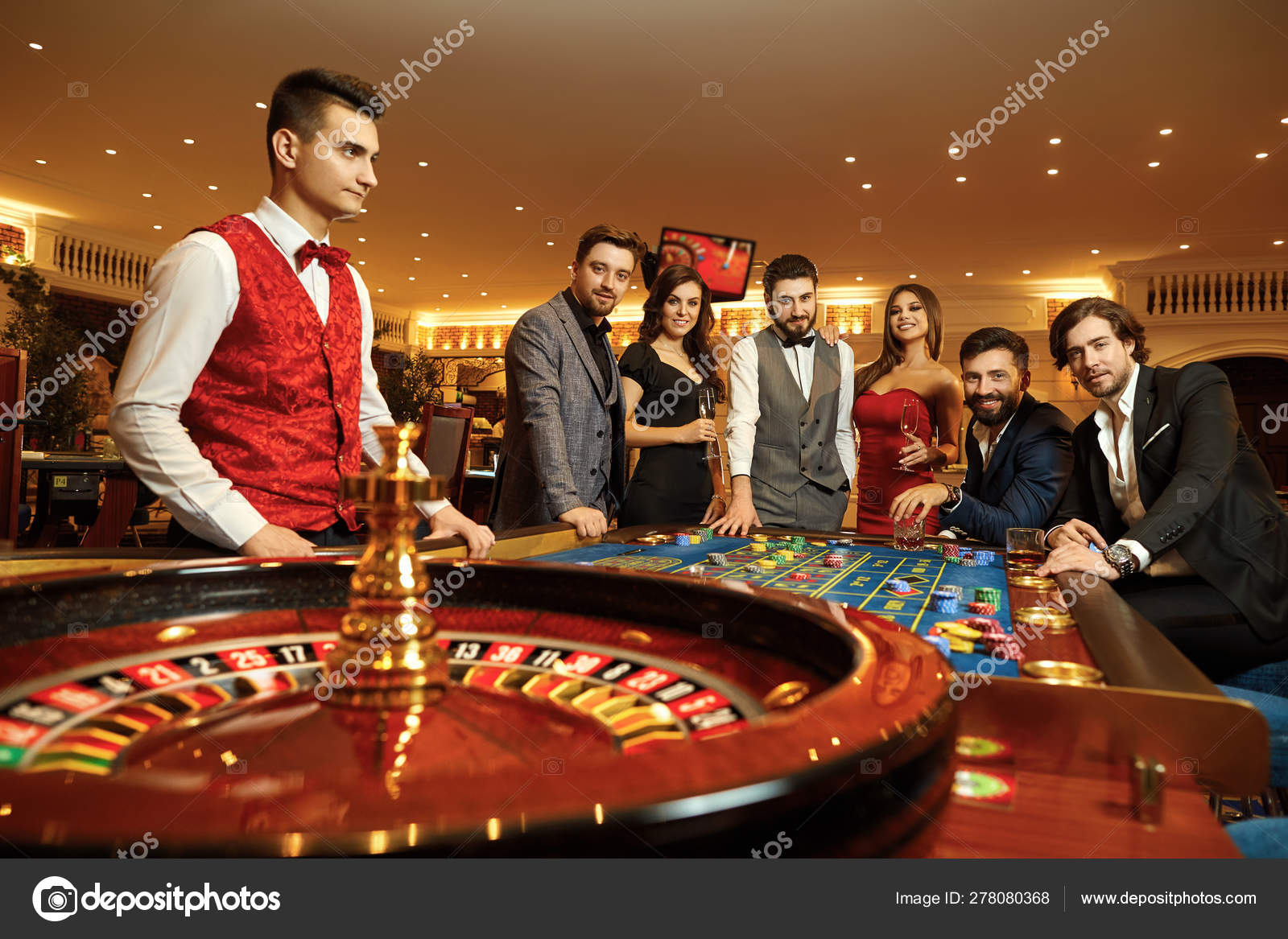 Amigos Homens Felizes Jogando Cartas Em Casa à Noite Foto de Stock