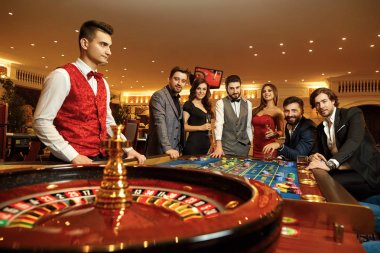 Grup mutlu arkadaşlar casino rulet masada gambiling bahis yapmak.