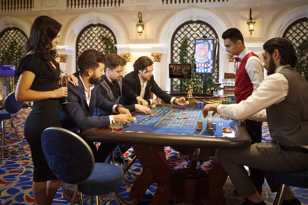 Mensen spelen gokken in het casino — Stockfoto