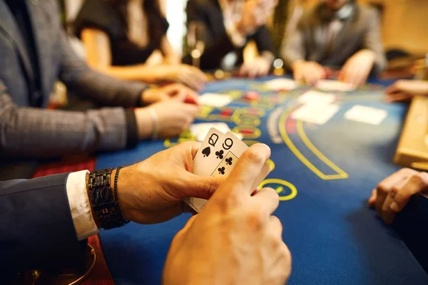 Ludzie grają w pokera przy stole w kasynie. — Zdjęcie stockowe