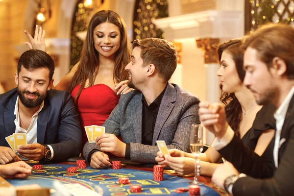 Un grupo de personas jugando a la ruleta de poker en un casino —  Fotos de Stock