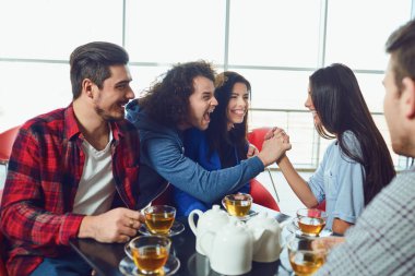 Gençler bir restoranda iletişim kurar.