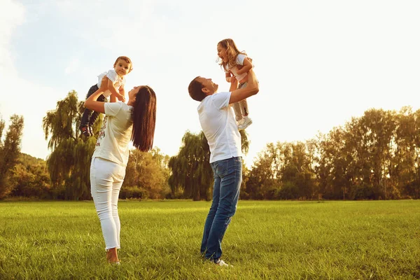 Glückliche Familie mit Kindern im Park. — Stockfoto