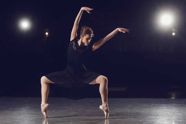 Mulher bailarina de balé no fundo preto . — Fotografia de Stock