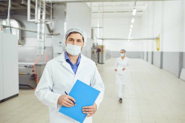 Gıda fabrikasında teknoist adam .
