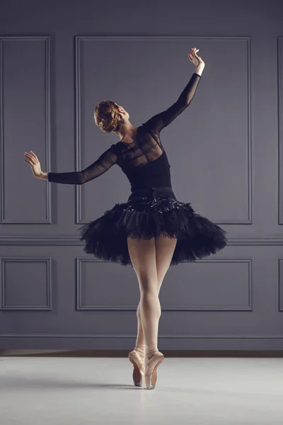 Μπαλαρίνα χορεύτρια μπαλέτου πάνω από γκρι φόντο. — Φωτογραφία Αρχείου