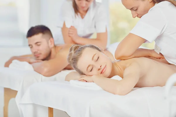 Couple profitant du corps de massage au centre de spa — Photo