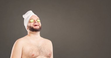 Güzellik Salonu bir yüz maskesi komik bir adam