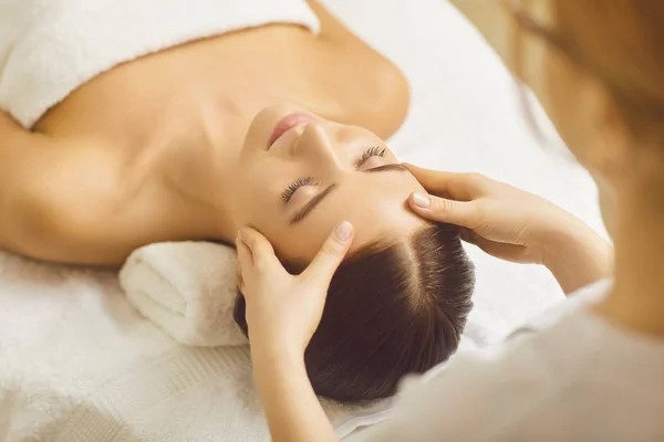 Face Woman massage närbild i en skönhetsklinik. — Stockfoto