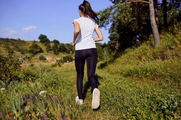 女の子のランナーは夏に自然に沿って実行されます. — ストック写真