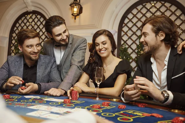 Un grupo de personas apostadores en el juego de casino —  Fotos de Stock