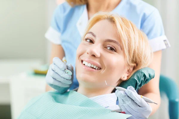 Dentista verifica os dentes de uma menina — Fotografia de Stock