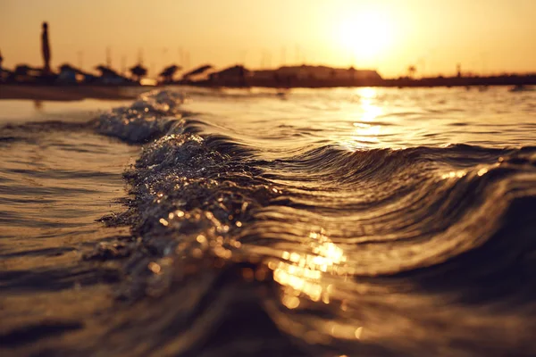 Θαλασσινό κύμα στην παραλία το ηλιοβασίλεμα — Φωτογραφία Αρχείου