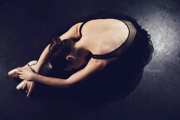 검은 배경에 여자 발레 댄서. — 스톡 사진