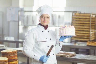 Fırında elinde pasta pasta ile Şekerlemeci.