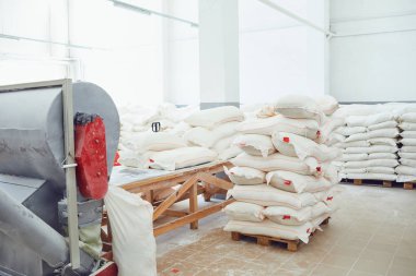 Fabrikanın deposunda un torbaları