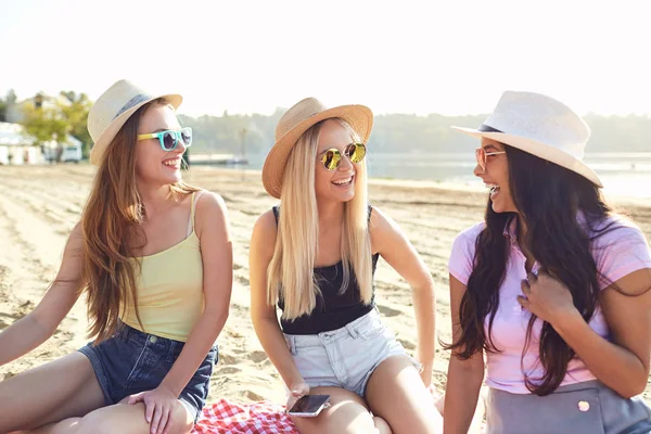 Подружки розмовляють на пляжі в парку . — стокове фото