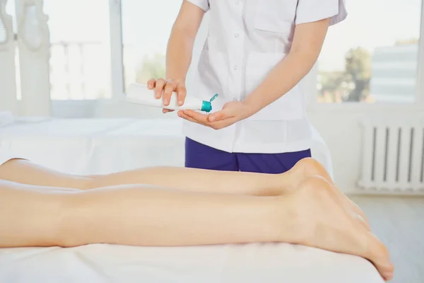 Підготовка майстра обрізання для масажу клієнта — стокове фото