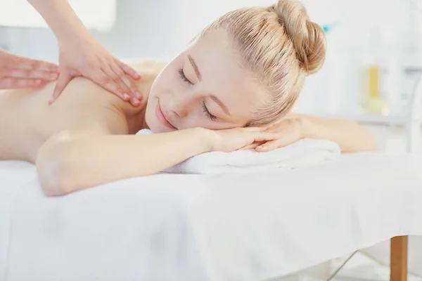 Kvinna får massage i Spa Salon. — Stockfoto