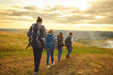 Ormanda yürüyüş sırt çantaları ile trekking arkadaş grubu .