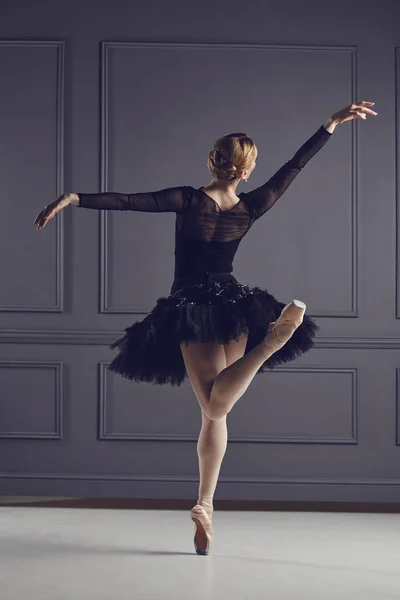 Ballerina Balletttänzerin vor grauem Hintergrund. — Stockfoto