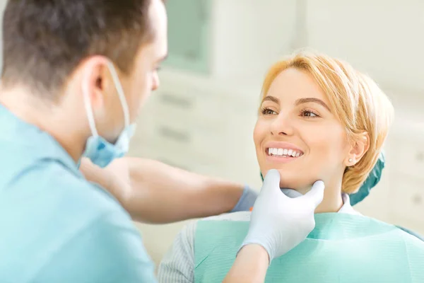 Dentista mirando los dientes de la niña paciente —  Fotos de Stock