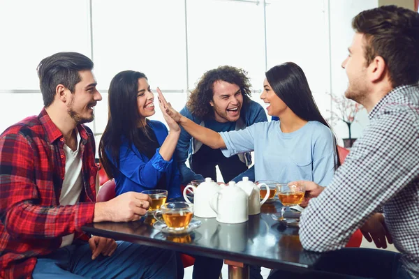 Young people communicate in a restaurant. — Stock Photo, Image