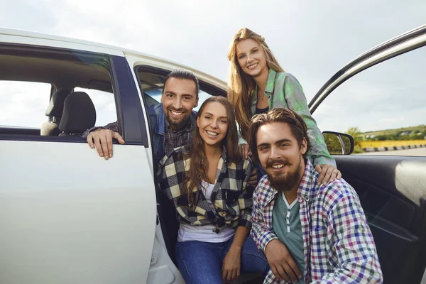 Groupe de personnes debout prochain voyage dans la voiture sur la route . — Photo