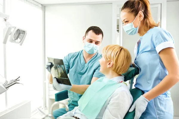 Dentist shows a x-ray image of a girl — Stock Photo, Image