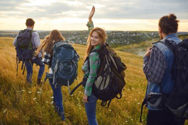 Ormanda yürüyüş sırt çantaları ile trekking arkadaş grubu .