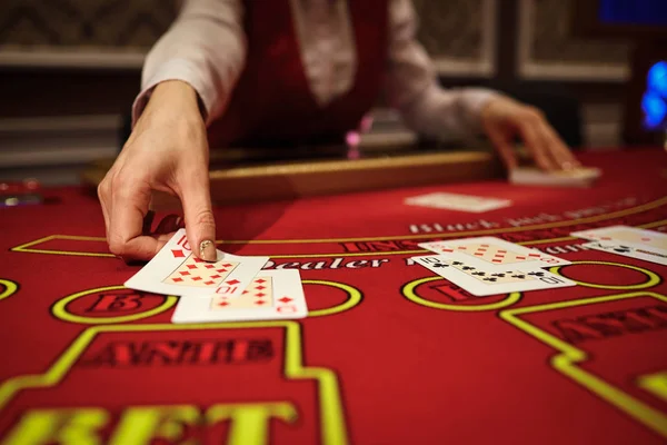 De croupier in het Casino doet een willekeurige kaarten — Stockfoto