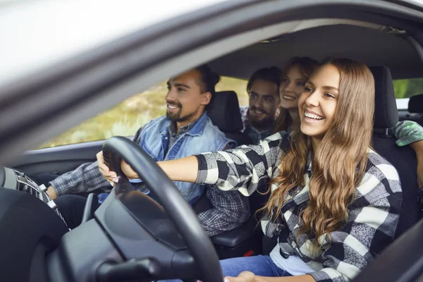 Un groupe d'amis heureux conduisent en voiture . — Photo