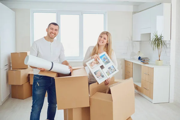 Felice coppia disimballaggio scatole a nuova casa — Foto Stock